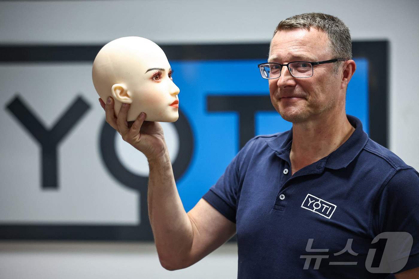 본문 이미지 - 14일에 촬영된 이 사진은 AI 기반 연령 확인 스타트업 요티&#40;Yoti&#41;의 CEO 로빈 톰스&#40;Robyn Tombs&#41;가 런던 사무실에서 포즈를 취하고 있다. ⓒ AFP=뉴스1 ⓒ News1 이정환 기자