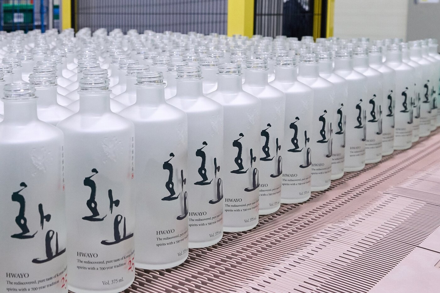 본문 이미지 - 경기도 여주시 화요 2공장의 제품 병입 공정.&#40;화요 제공&#41;