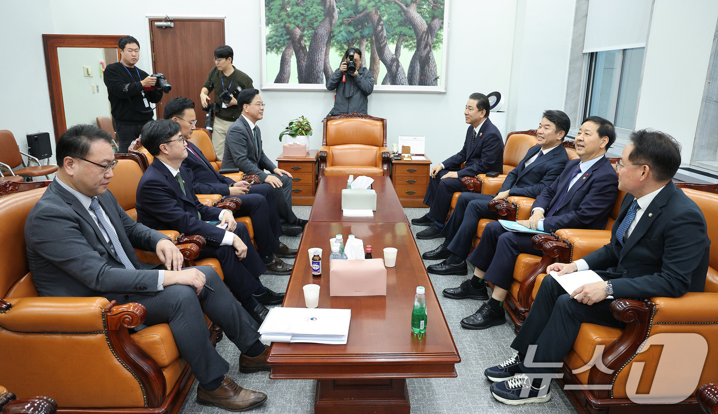 (서울=뉴스1) 신웅수 기자 = 김병기 더불어민주당 원내대표와 송언석 국민의힘 원내대표가 1일 서울 여의도 국회에서 회동하고 있다. 2025.12.1/뉴스1