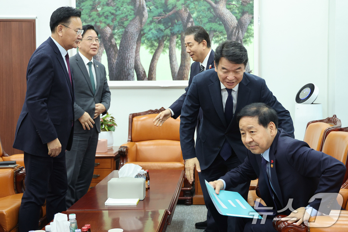 (서울=뉴스1) 신웅수 기자 = 김병기 더불어민주당 원내대표와 송언석 국민의힘 원내대표가 1일 서울 여의도 국회에서 회동하고 있다. 2025.12.1/뉴스1