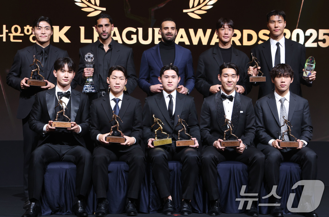 (서울=뉴스1) 이광호 기자 = 1일 오후 서울 서대문구 홍은동 스위스 그랜드호텔에서 열린 하나은행 K리그 2025대상 시상식에서 K리그1 MVP를 수상한 이동경(울산HD)과 영플 …