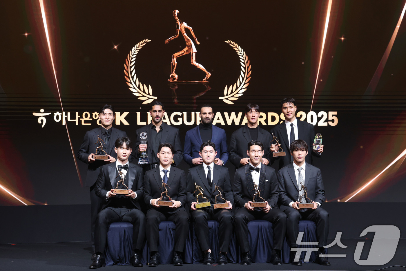 (서울=뉴스1) 이광호 기자 = 1일 오후 서울 서대문구 홍은동 스위스 그랜드호텔에서 열린 하나은행 K리그 2025대상 시상식에서 K리그1 MVP를 수상한 이동경(울산HD)과 영플 …