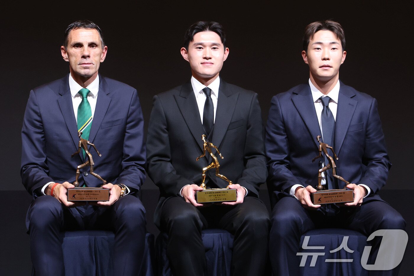 본문 이미지 - 1일 오후 서울 서대문구 홍은동 스위스 그랜드호텔에서 열린 하나은행 K리그 2025대상 시상식에서 K리그1 감독상을 수상한 거스 포옛(전북 현대) 감독과 MVP를 수상한 이동경(울산HD), 영플레이어상 이승원(강원FC)이 기념촬영을 하고 있다. 2025.12.1/뉴스1 ⓒ News1 이광호 기자