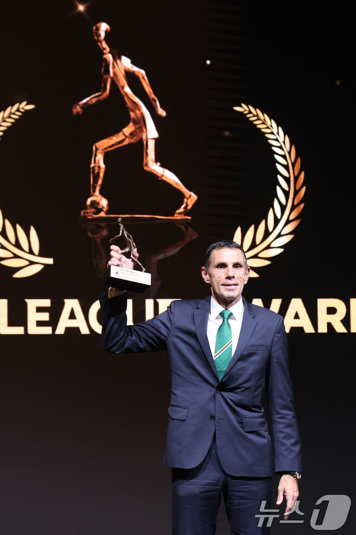 (서울=뉴스1) 이광호 기자 = 1일 오후 서울 서대문구 홍은동 스위스 그랜드호텔에서 열린 하나은행 K리그 2025대상 시상식에서 K리그1 감독상을 수상한 거스 포옛(전북 현대) …