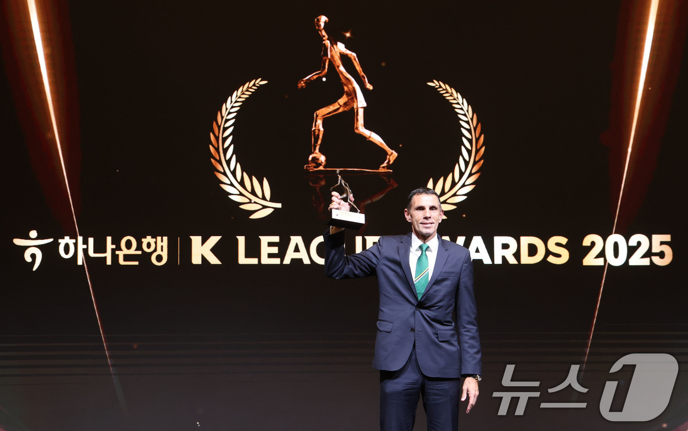(서울=뉴스1) 이광호 기자 = 1일 오후 서울 서대문구 홍은동 스위스 그랜드호텔에서 열린 하나은행 K리그 2025대상 시상식에서 K리그1 감독상을 수상한 거스 포옛(전북 현대) …