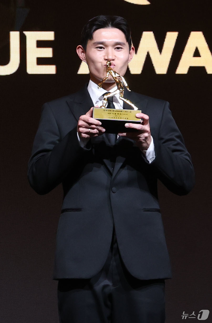 (서울=뉴스1) 이광호 기자 = 1일 오후 서울 서대문구 홍은동 스위스 그랜드호텔에서 열린 하나은행 K리그 2025대상 시상식에서 K리그1 MVP를 수상한 이동경(울산HD)이 트로 …