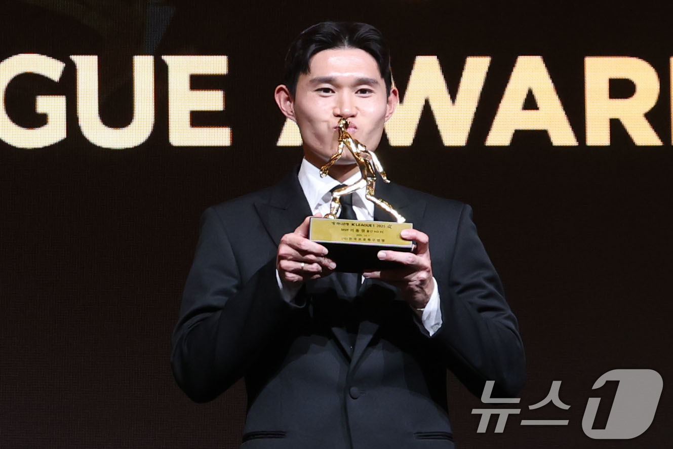 (서울=뉴스1) 이광호 기자 = 1일 오후 서울 서대문구 홍은동 스위스 그랜드호텔에서 열린 하나은행 K리그 2025대상 시상식에서 K리그1 MVP를 수상한 이동경(울산HD)이 트로 …