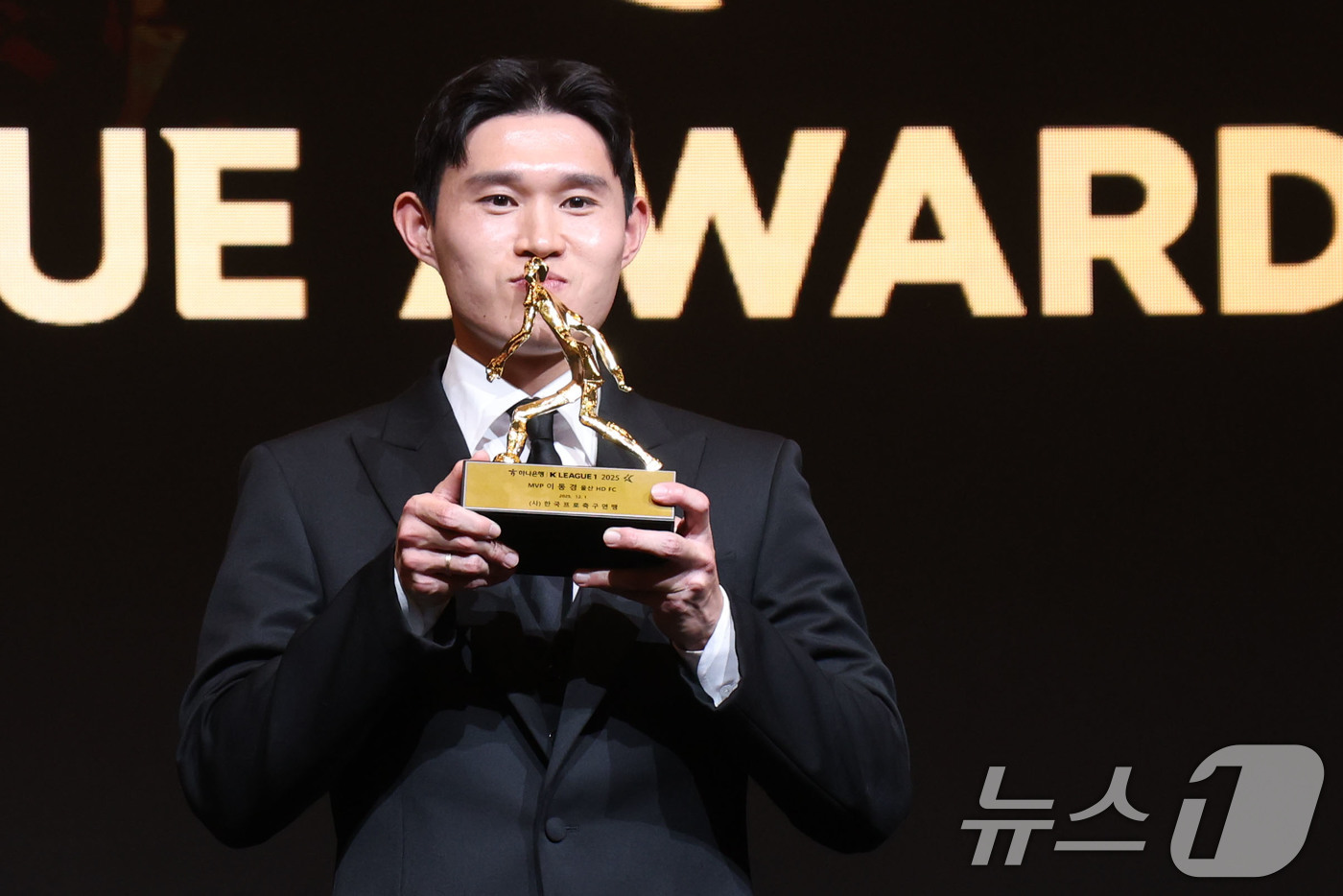 (서울=뉴스1) 이광호 기자 = 1일 오후 서울 서대문구 홍은동 스위스 그랜드호텔에서 열린 하나은행 K리그 2025대상 시상식에서 K리그1 MVP를 수상한 이동경(울산HD)이 트로 …