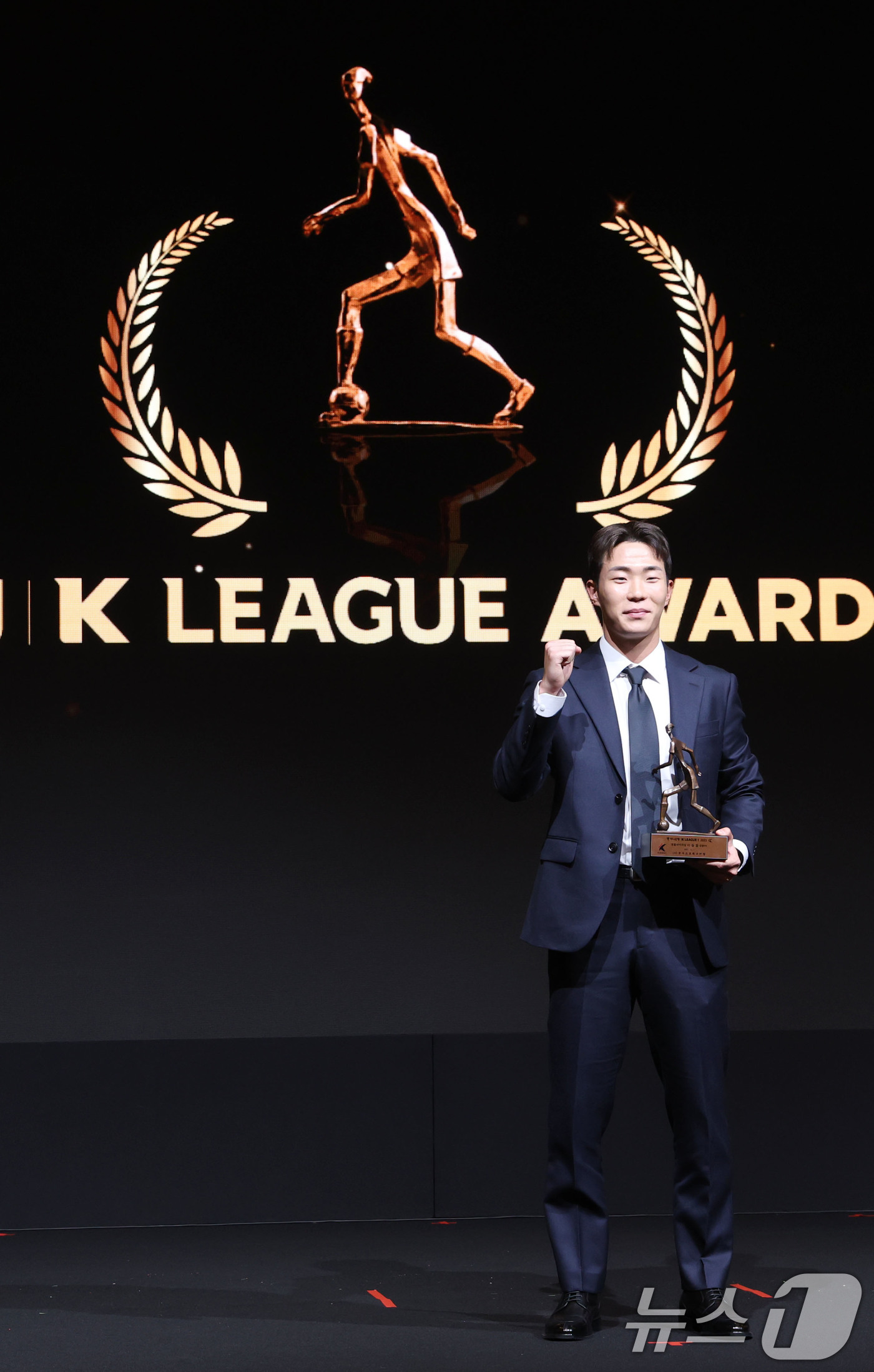 (서울=뉴스1) 이광호 기자 = 1일 오후 서울 서대문구 홍은동 스위스 그랜드호텔에서 열린 하나은행 K리그 2025대상 시상식에서 K리그1 영플레이어상을 수상한 이승원(강원FC)이 …