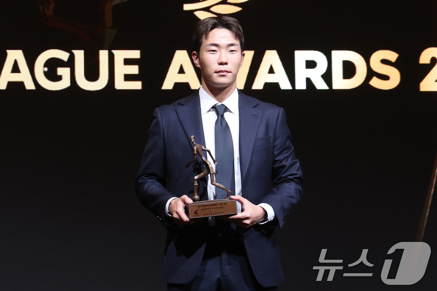 (서울=뉴스1) 이광호 기자 = 1일 오후 서울 서대문구 홍은동 스위스 그랜드호텔에서 열린 하나은행 K리그 2025대상 시상식에서 K리그1 영플레이어상을 수상한 이승원(강원FC)이 …