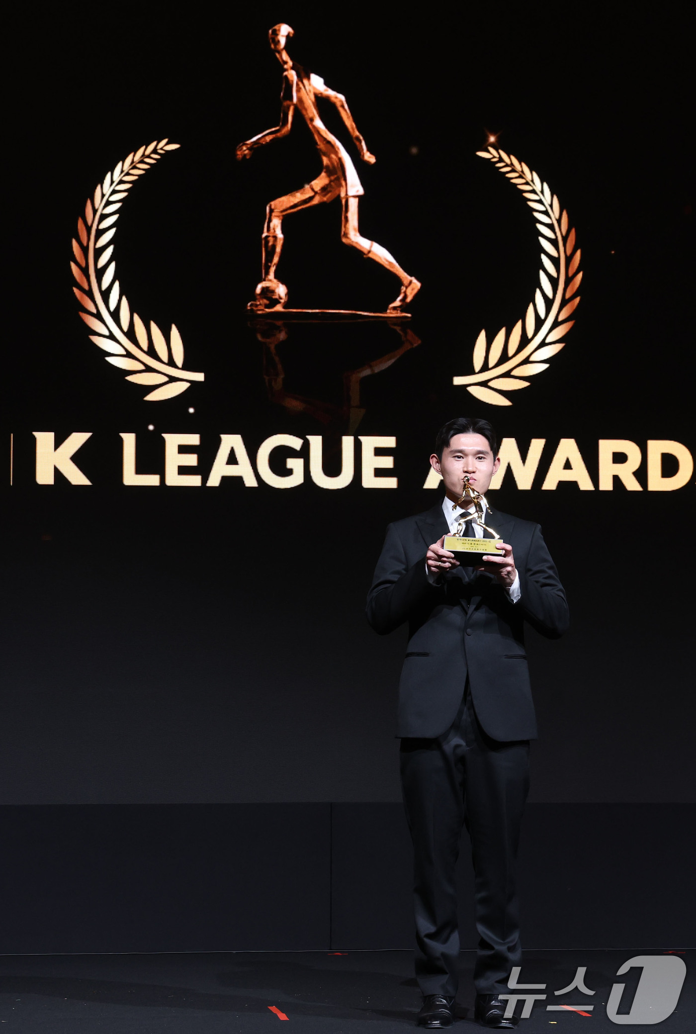 (서울=뉴스1) 이광호 기자 = 1일 오후 서울 서대문구 홍은동 스위스 그랜드호텔에서 열린 하나은행 K리그 2025대상 시상식에서 K리그1 MVP를 수상한 이동경(울산HD)이 트로 …