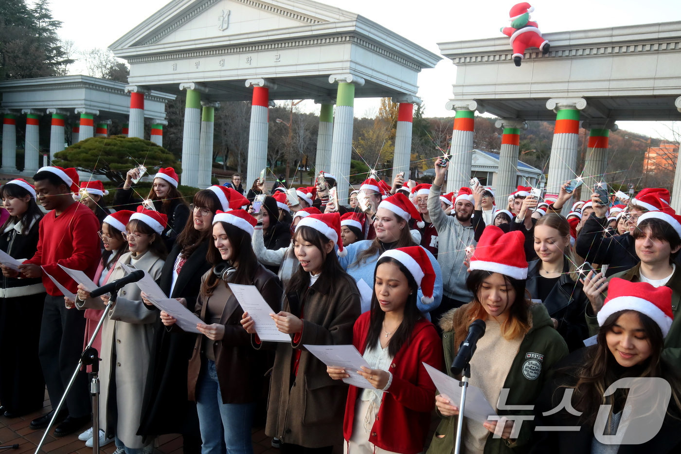 (대구=뉴스1) 공정식 기자 = 1일 오후 대구 달서구 계명대학교 성서캠퍼스 정문 앞에서 열린 '2025 성탄 점등식'에 참석한 8개 언어권 외국인 유학생들이 한국어-프랑스어-독일 …