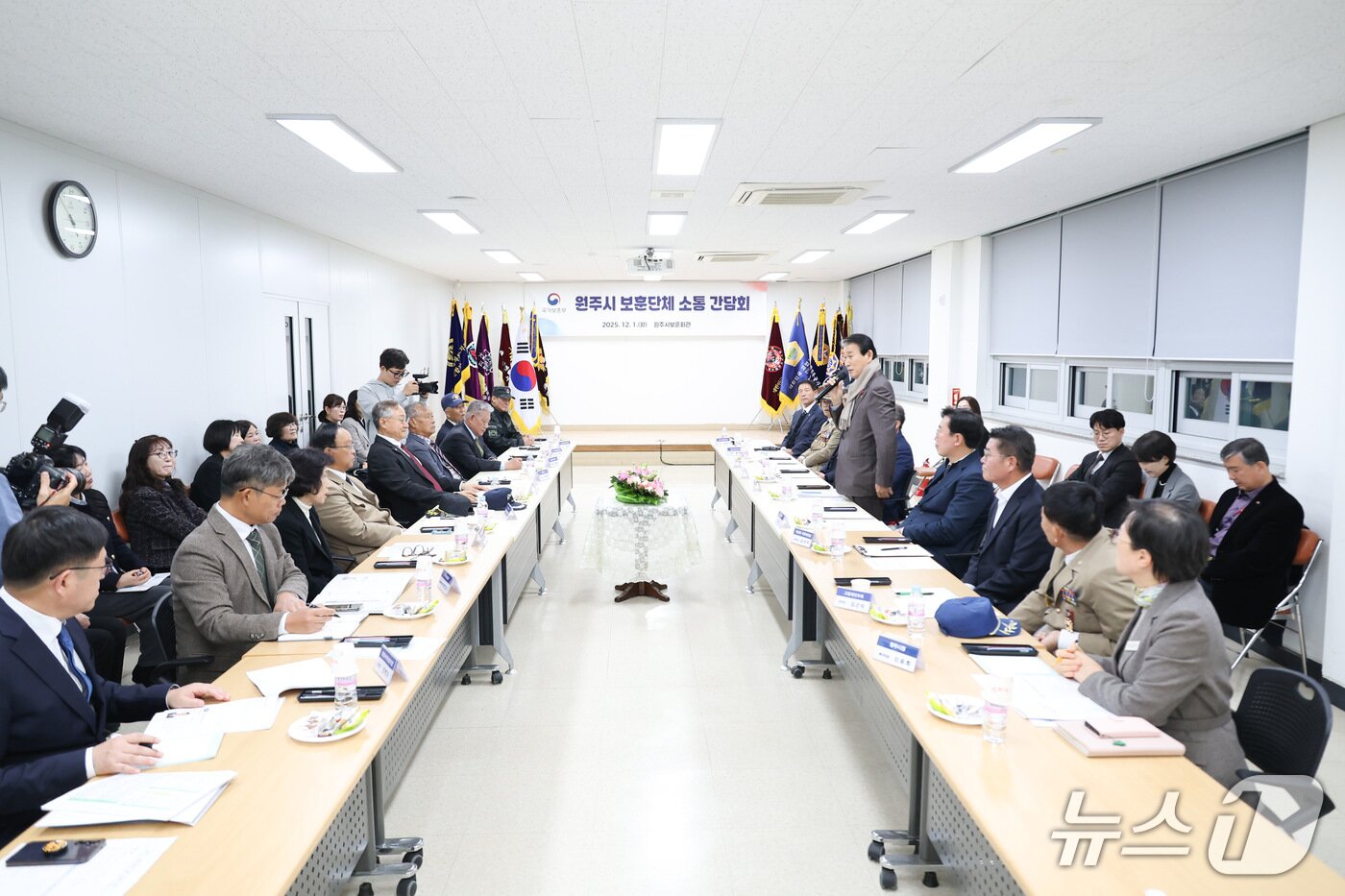 본문 이미지 - 권오을 국가보훈부 장관&#40;오른쪽&#41;이 1일 강원 원주시 통합보훈회관에서 &#39;원주시 보훈단체 소통 간담회&#39;를 가졌다. &#40;원주시 제공. 재판매 및 DB금지&#41; 2025.12.1/뉴스1