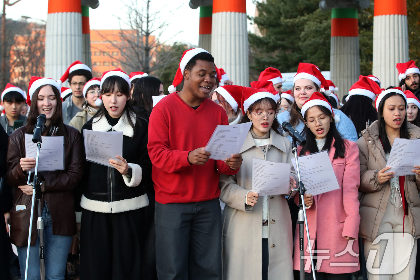 (대구=뉴스1) 공정식 기자 = 1일 오후 대구 달서구 계명대학교 성서캠퍼스 정문 앞에서 열린 '2025 성탄 점등식'에 참석한 8개 언어권 외국인 유학생들이 한국어-프랑스어-독일 …