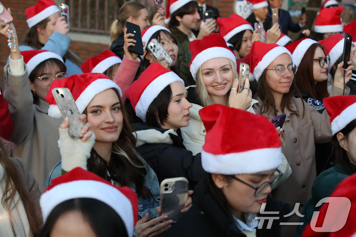 (대구=뉴스1) 공정식 기자 = 1일 오후 대구 달서구 계명대학교 성서캠퍼스 정문 앞에서 열린 '2025 성탄 점등식'에 참석한 8개 언어권 외국인 유학생들이 한국어-프랑스어-독일 …