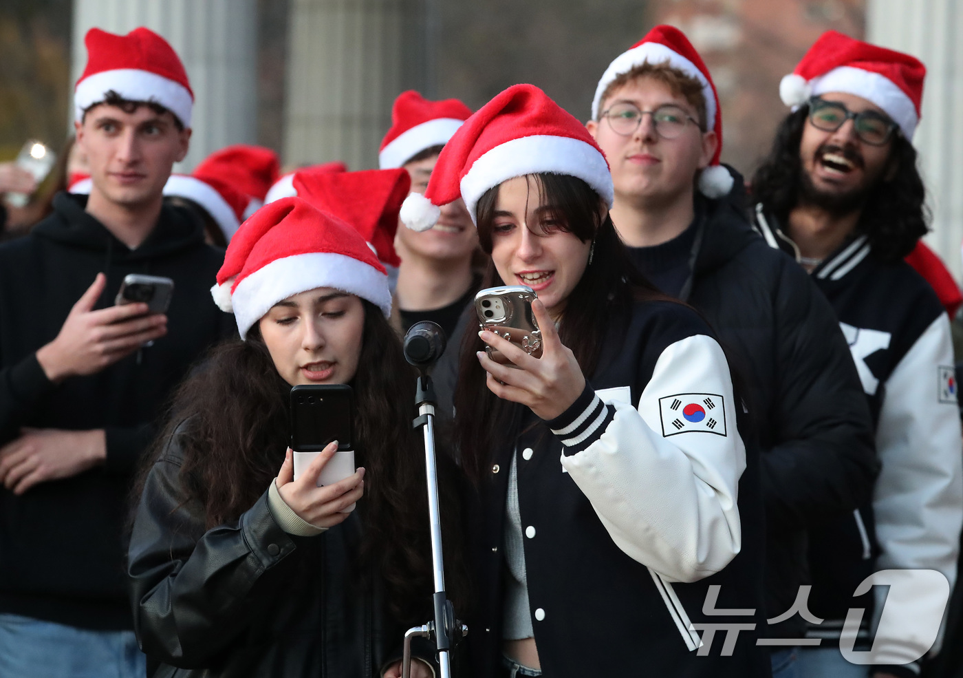 (대구=뉴스1) 공정식 기자 = 1일 오후 대구 달서구 계명대학교 성서캠퍼스 정문 앞에서 열린 '2025 성탄 점등식'에 참석한 8개 언어권 외국인 유학생들이 한국어-프랑스어-독일 …