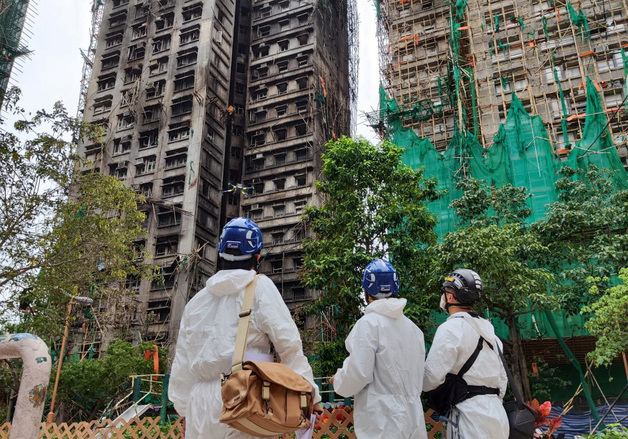 "불길 키운 그물망 제거하라" 홍콩, 159명 사망 화재 뒤 대대적 정비