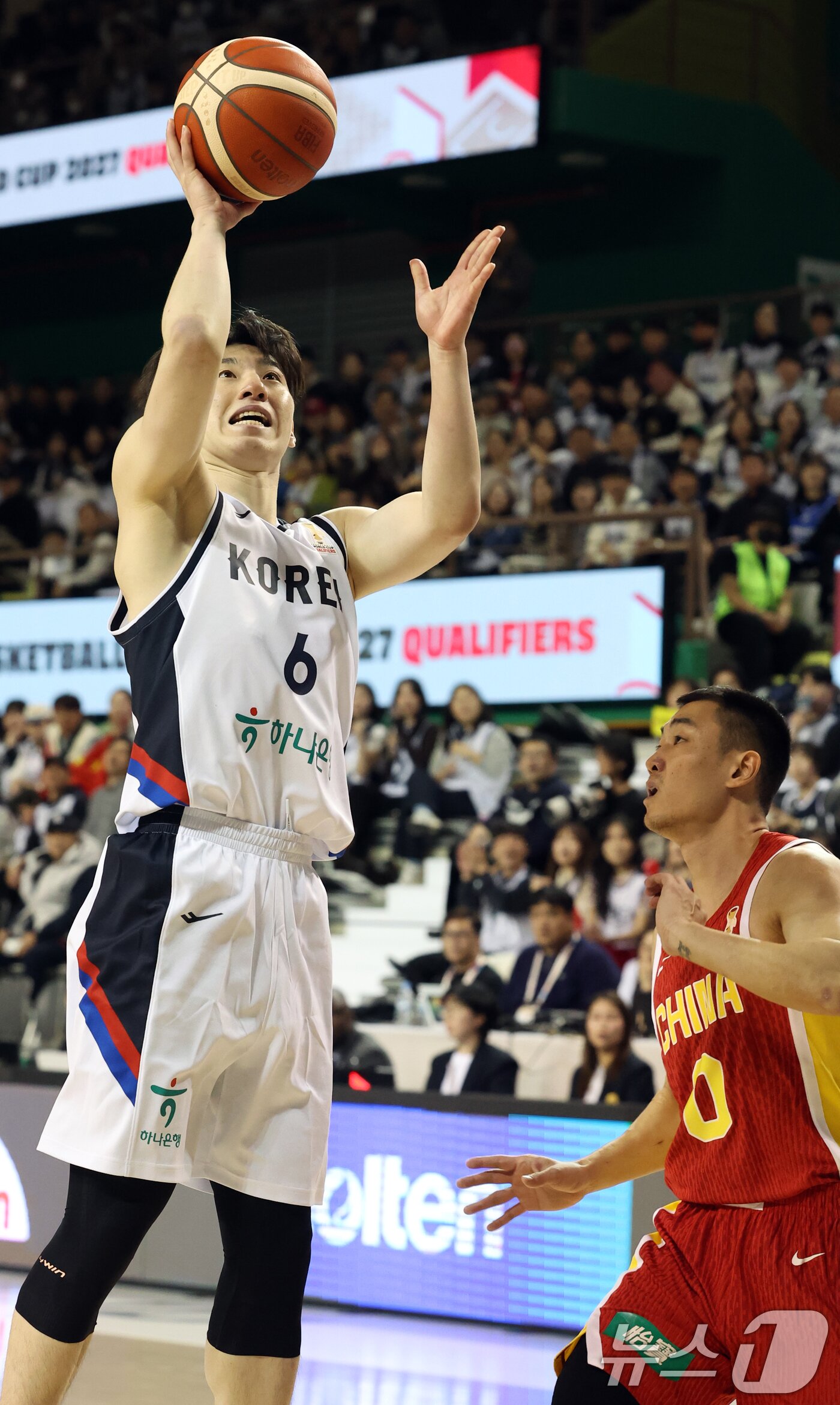 본문 이미지 - 1일 강원도 원주시 동부DB프로미 아레나에서 열린 2027 국제농구연맹&#40;FIBA&#41; 월드컵 아시아 예선 1라운드 B조 2차전에 이정현이 슛을 하고 있다. 한편 지난달 28일 한국은 중국 베이징에서 열린 1차전 원정 경기에서 중국을 80-76으로 격파했다. 2025.12.1/뉴스1 ⓒ News1 김명섭 기자