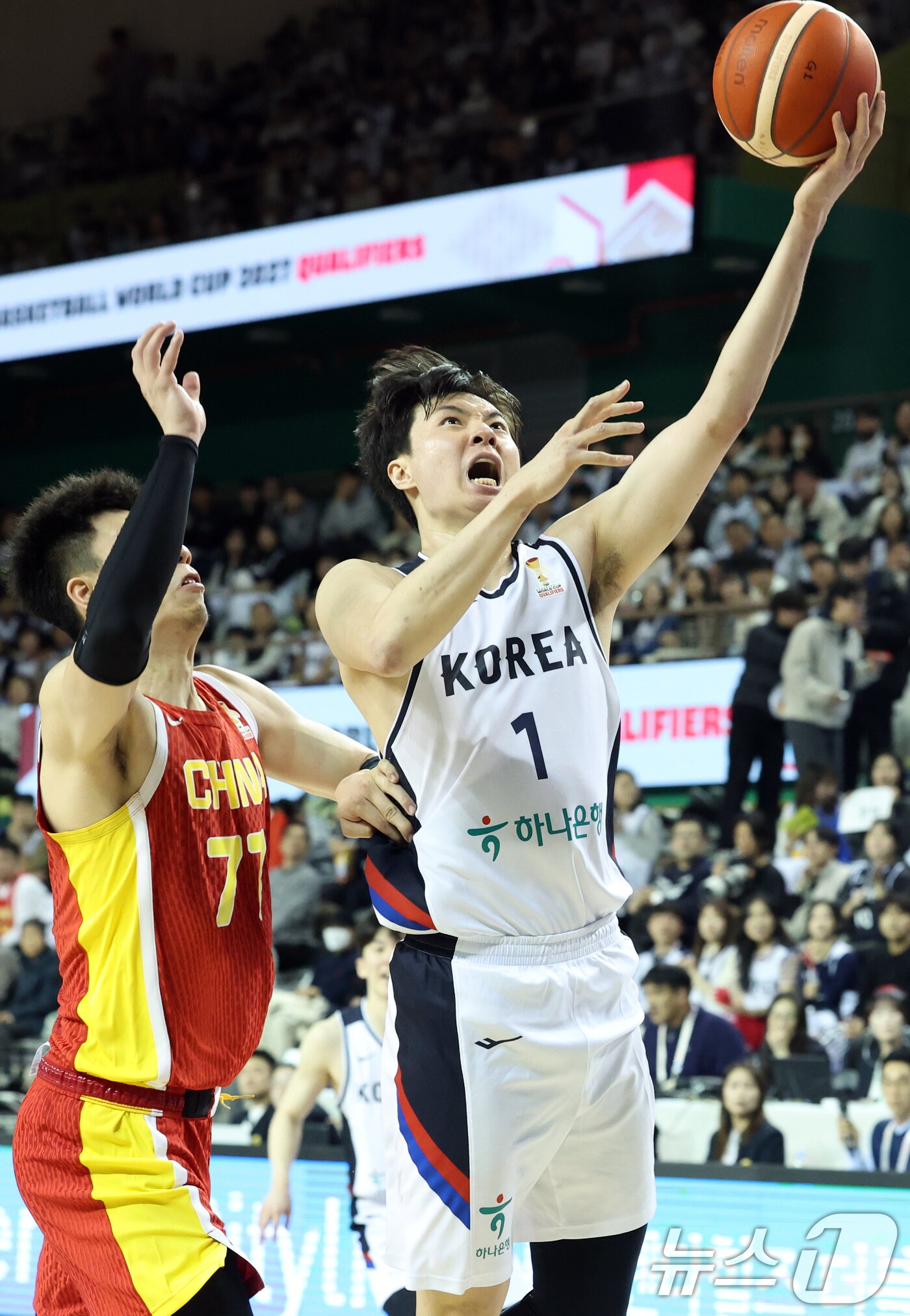본문 이미지 - 1일 강원도 원주시 동부DB프로미 아레나에서 열린 2027 국제농구연맹&#40;FIBA&#41; 월드컵 아시아 예선 1라운드 B조 2차전에서 이현중이 골밑슛을 하고 있다. 한편 지난달 28일 한국은 중국 베이징에서 열린 1차전 원정 경기에서 중국을 80-76으로 격파했다. 2025.12.1/뉴스1 ⓒ News1 김명섭 기자