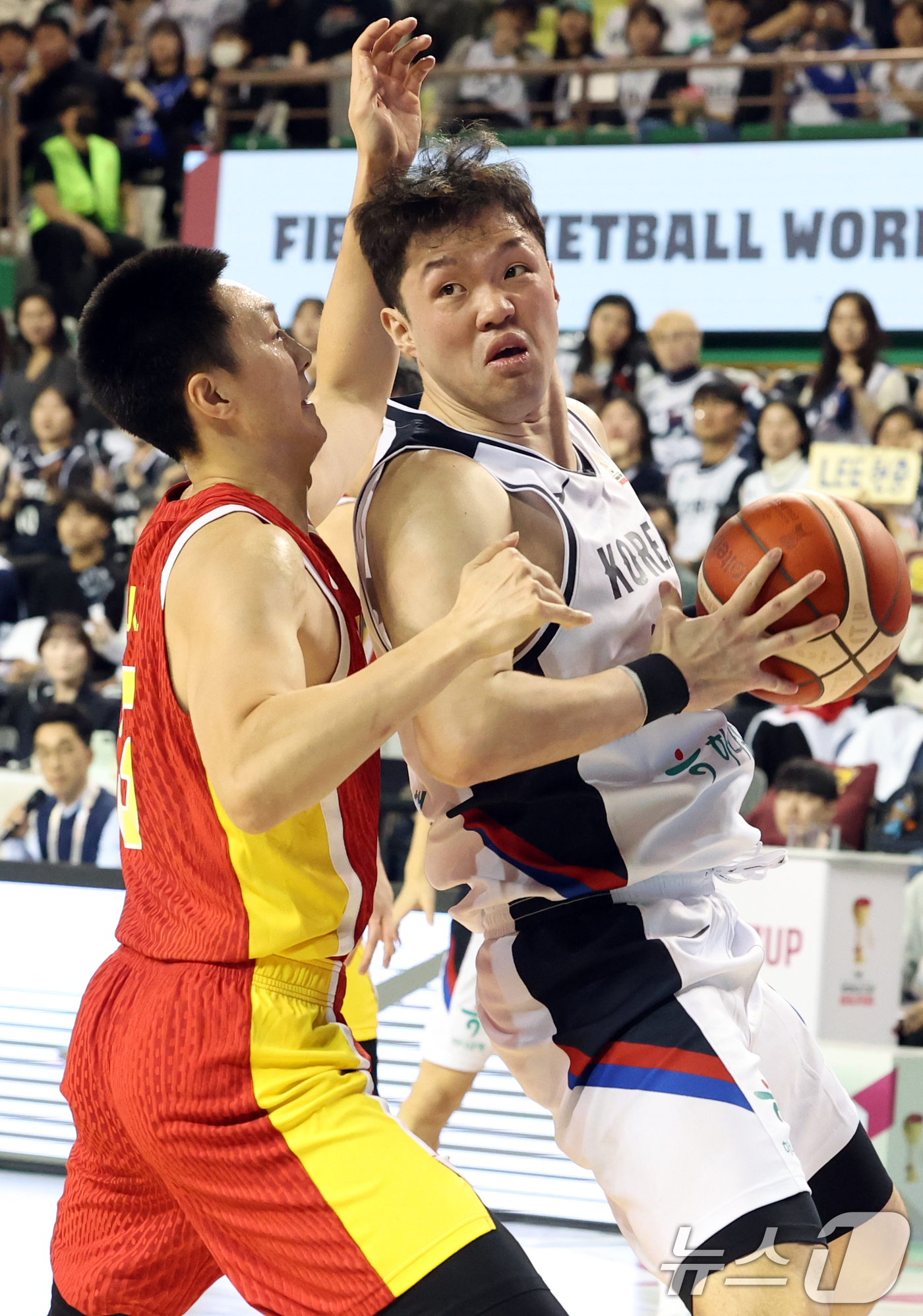 (원주=뉴스1) 김명섭 기자 = 1일 강원도 원주시 동부DB프로미 아레나에서 열린 2027 국제농구연맹(FIBA) 월드컵 아시아 예선 1라운드 B조 2차전에서 이승현이 골밑 돌파를 …