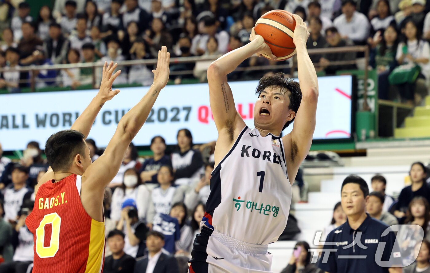 본문 이미지 - 1일 강원도 원주시 동부DB프로미 아레나에서 열린 2027 국제농구연맹(FIBA) 월드컵 아시아 예선 1라운드 B조 2차전에서 이현중이 슛을 하고 있다. 한편 지난달 28일 한국은 중국 베이징에서 열린 1차전 원정 경기에서 중국을 80-76으로 격파했다. 2025.12.1 ⓒ 뉴스1 김명섭 기자
