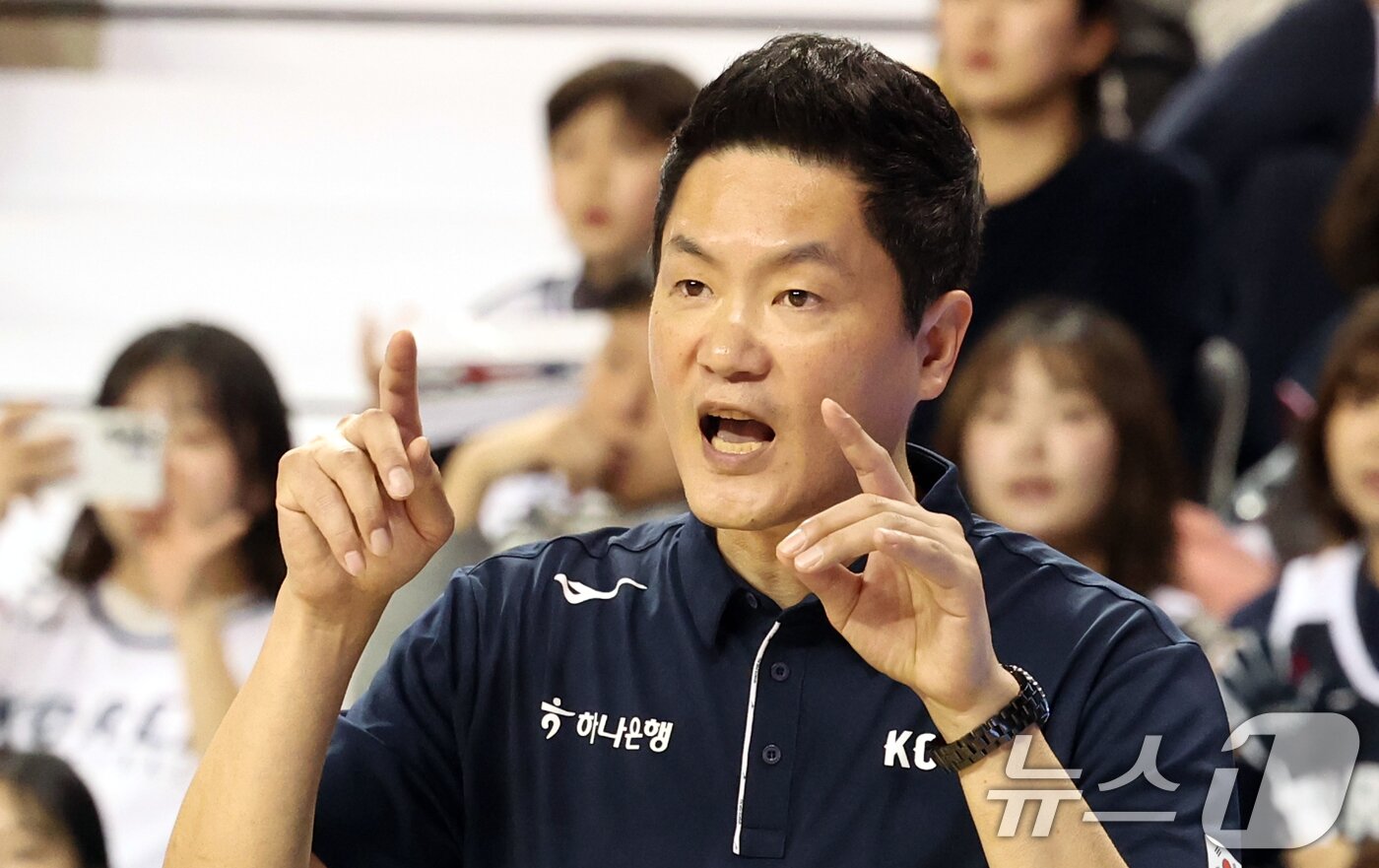 본문 이미지 - 1일 강원도 원주시 동부DB프로미 아레나에서 열린 2027 국제농구연맹&#40;FIBA&#41; 월드컵 아시아 예선 1라운드 B조 2차전에서 전희철 감독이 작전지시를 하고 있다. 한편 지난달 28일 한국은 중국 베이징에서 열린 1차전 원정 경기에서 중국을 80-76으로 격파했다. 2025.12.1/뉴스1 ⓒ News1 김명섭 기자