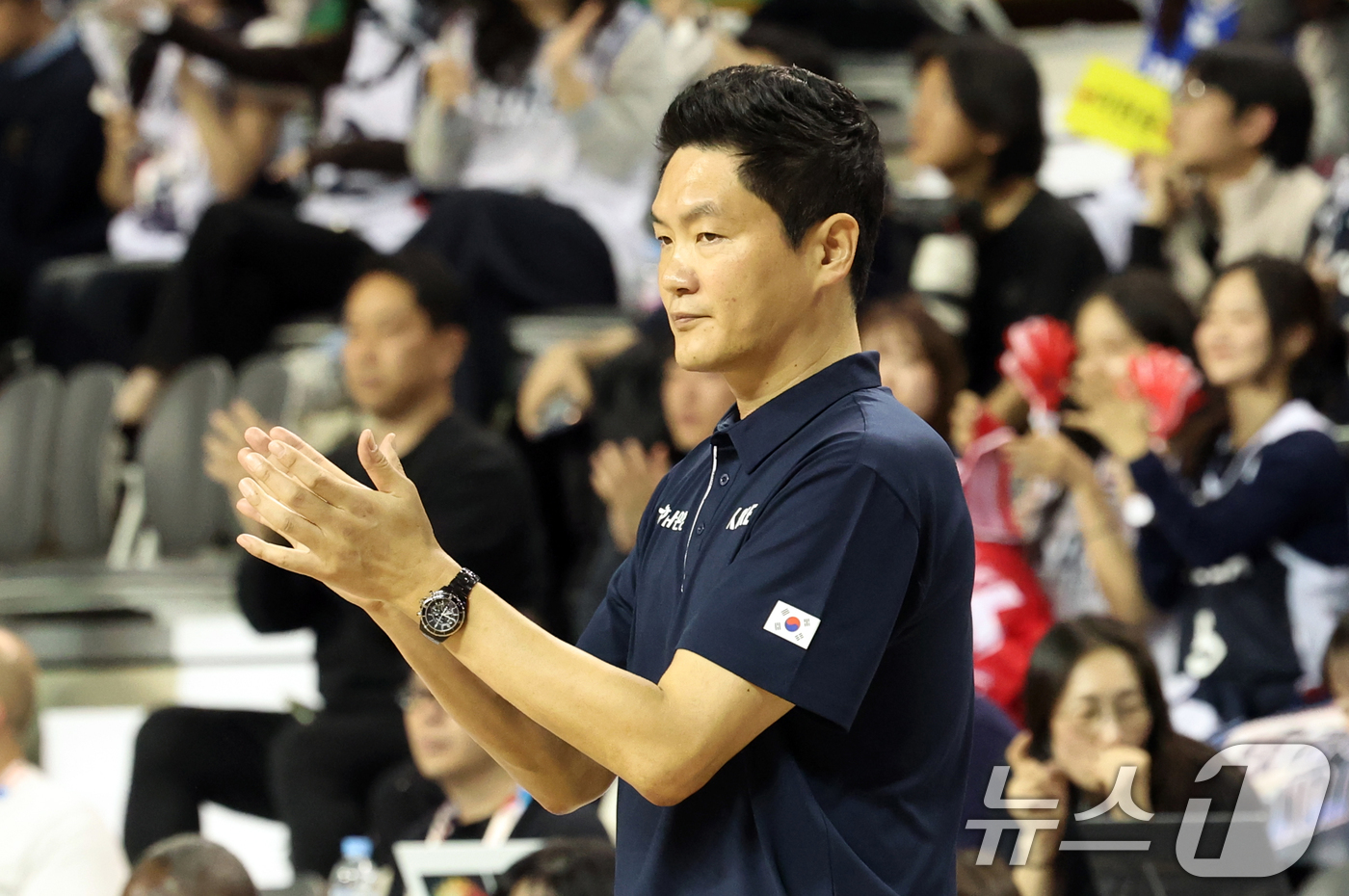 (원주=뉴스1) 김명섭 기자 = 1일 강원도 원주시 동부DB프로미 아레나에서 열린 2027 국제농구연맹(FIBA) 월드컵 아시아 예선 1라운드 B조 2차전에서 전희철 감독이 경기를 …