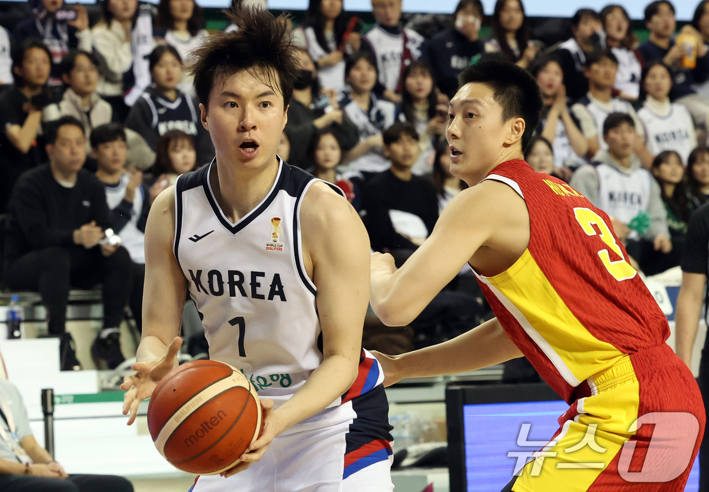 (원주=뉴스1) 김명섭 기자 = 1일 강원도 원주시 동부DB프로미 아레나에서 열린 2027 국제농구연맹(FIBA) 월드컵 아시아 예선 1라운드 B조 2차전에서 이현중이 드리블을 하 …
