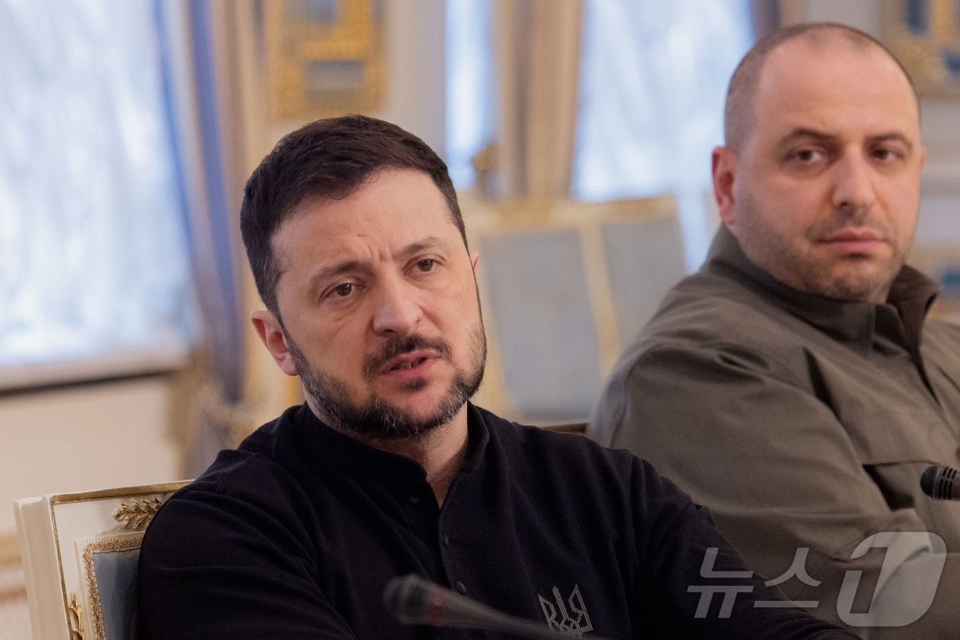 본문 이미지 - 젤렌스키 우크라이나 대통령&#40;왼쪽&#41;과 우메로우 국방안보국방위원회&#40;NSDC&#41; 서기. 2025.01.14 ⓒ AFP=뉴스1 ⓒ News1 이지예 객원기자
