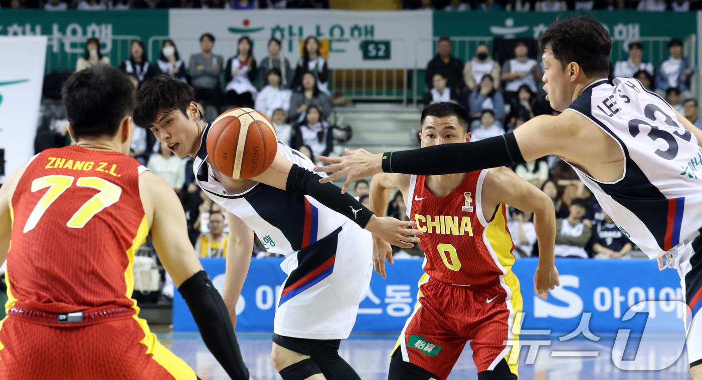 (원주=뉴스1) 김명섭 기자 = 1일 강원도 원주시 동부DB프로미 아레나에서 열린 2027 국제농구연맹(FIBA) 월드컵 아시아 예선 1라운드 B조 2차전에서 이승현 공을 잡고 있 …