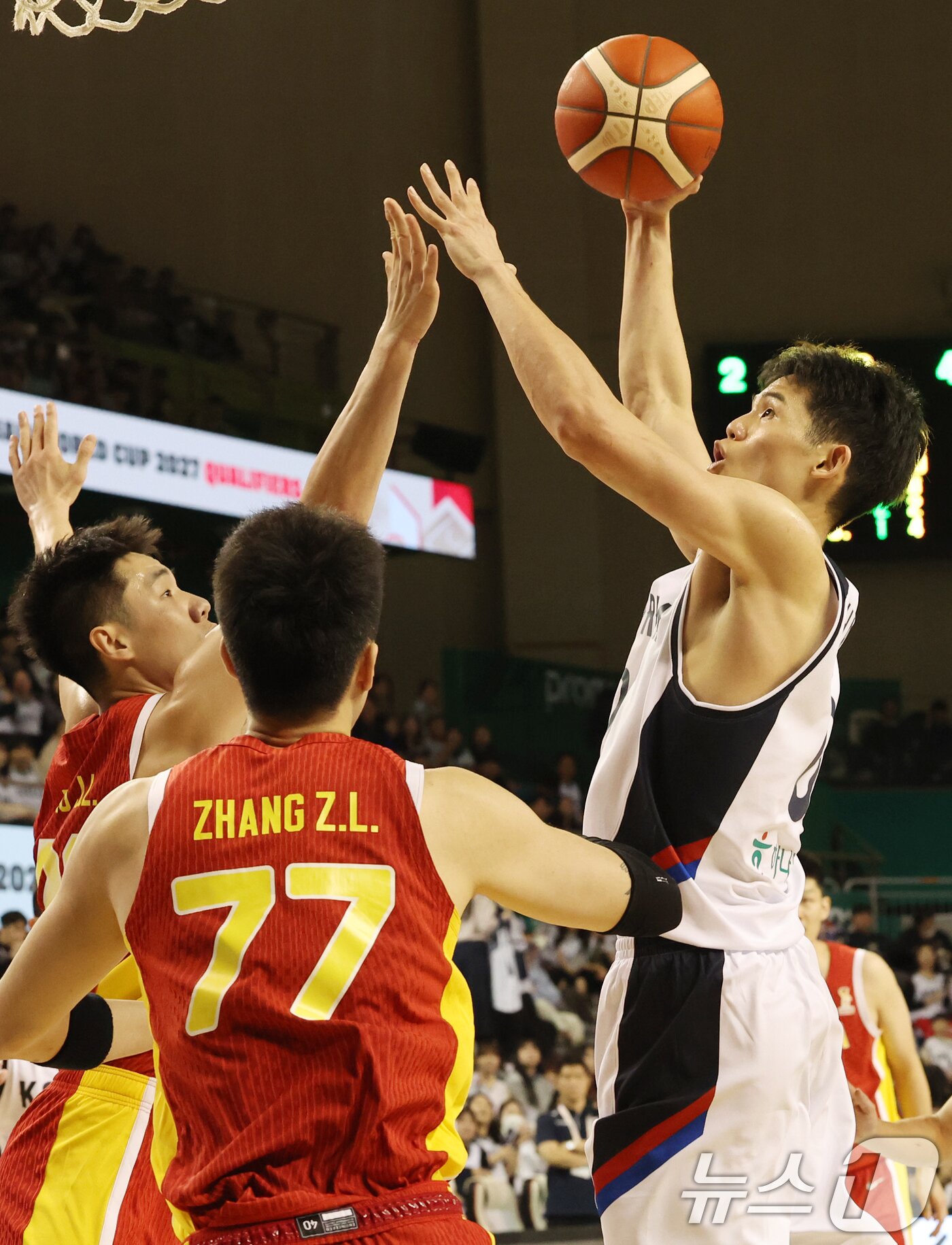 본문 이미지 - 1일 강원도 원주시 동부DB프로미 아레나에서 열린 2027 국제농구연맹&#40;FIBA&#41; 월드컵 아시아 예선 1라운드 B조 2차전에서 하윤기가 슛을 하고 있다. 한편 지난달 28일 한국은 중국 베이징에서 열린 1차전 원정 경기에서 중국을 80-76으로 격파했다. 2025.12.1/뉴스1 ⓒ News1 김명섭 기자