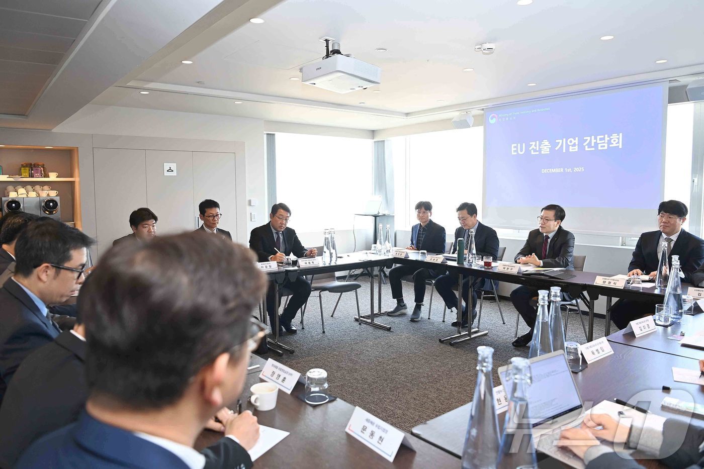 (서울=뉴스1) = 여한구 산업통상부 통상교섭본부장이 1일(현지시간) 벨기에 브뤼셀에서 삼성전자와 현대자동차, 포스코유럽, LG에너지솔루션 등 유럽연합(EU) 현지 진출기업 관계자 …