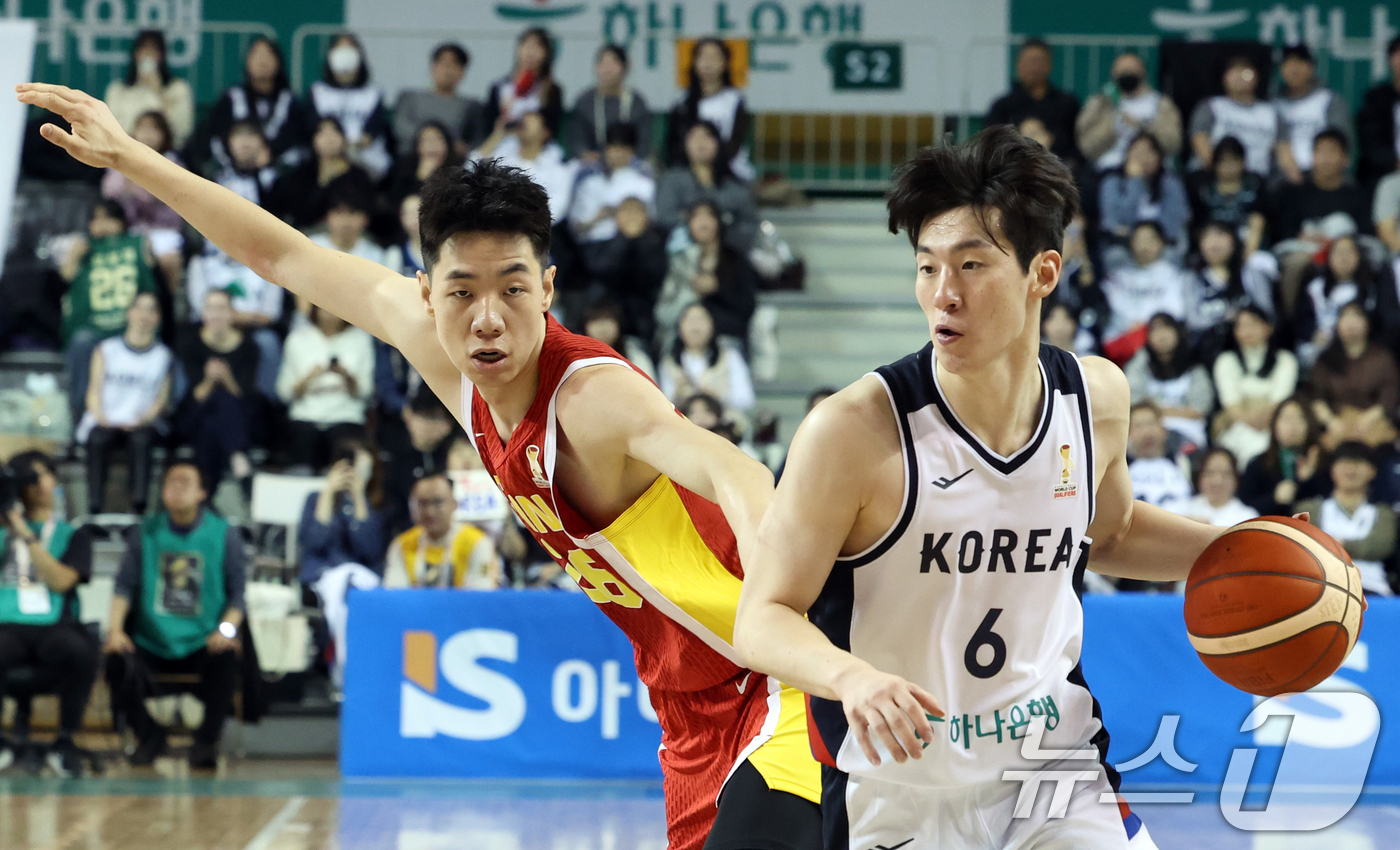 (원주=뉴스1) 김명섭 기자 = 1일 강원도 원주시 동부DB프로미 아레나에서 열린 2027 국제농구연맹(FIBA) 월드컵 아시아 예선 1라운드 B조 2차전에서 이정현이 드리블을 하 …