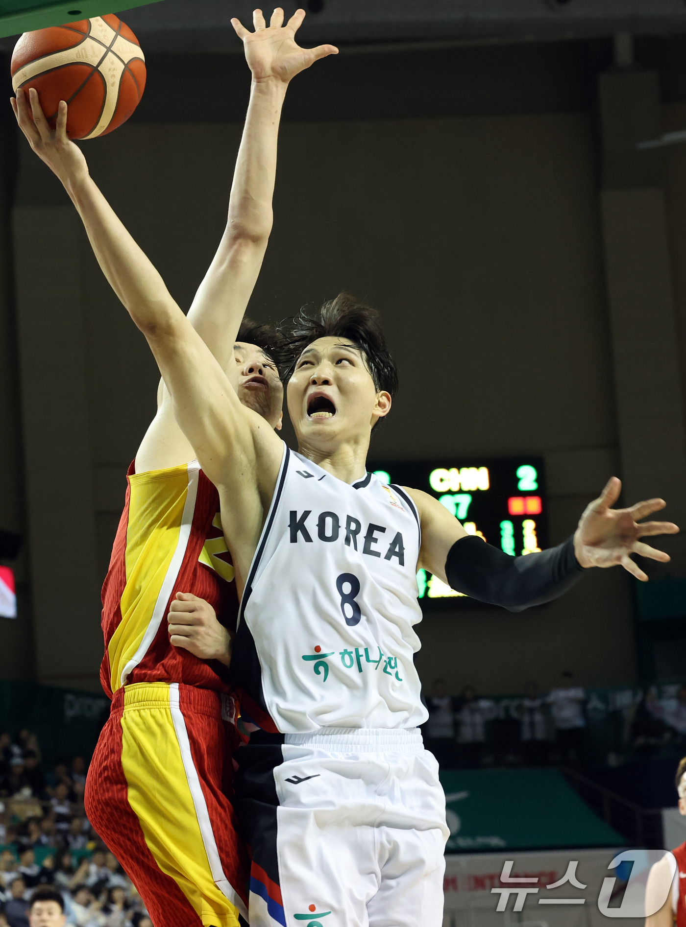 (원주=뉴스1) 김명섭 기자 = 1일 강원도 원주시 동부DB프로미 아레나에서 열린 2027 국제농구연맹(FIBA) 월드컵 아시아 예선 1라운드 B조 2차전에서 안영준이 슛을 하고 …