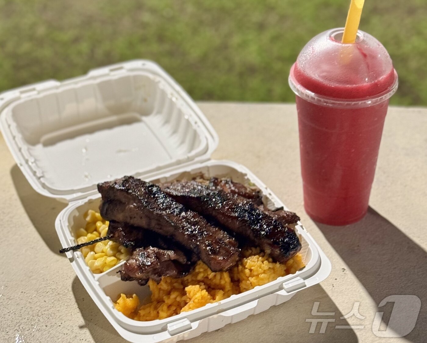 본문 이미지 - 차모로 야시장에서 가장 유명한 크리스 바베큐 ⓒ News1 이민주 기자