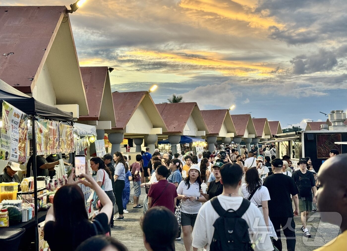 본문 이미지 - PIC 괌 골드패가 있으면 차모로 야시장으로 가는 셔틀을 무료로 탈 수 있다. ⓒ News1 이민주 기자