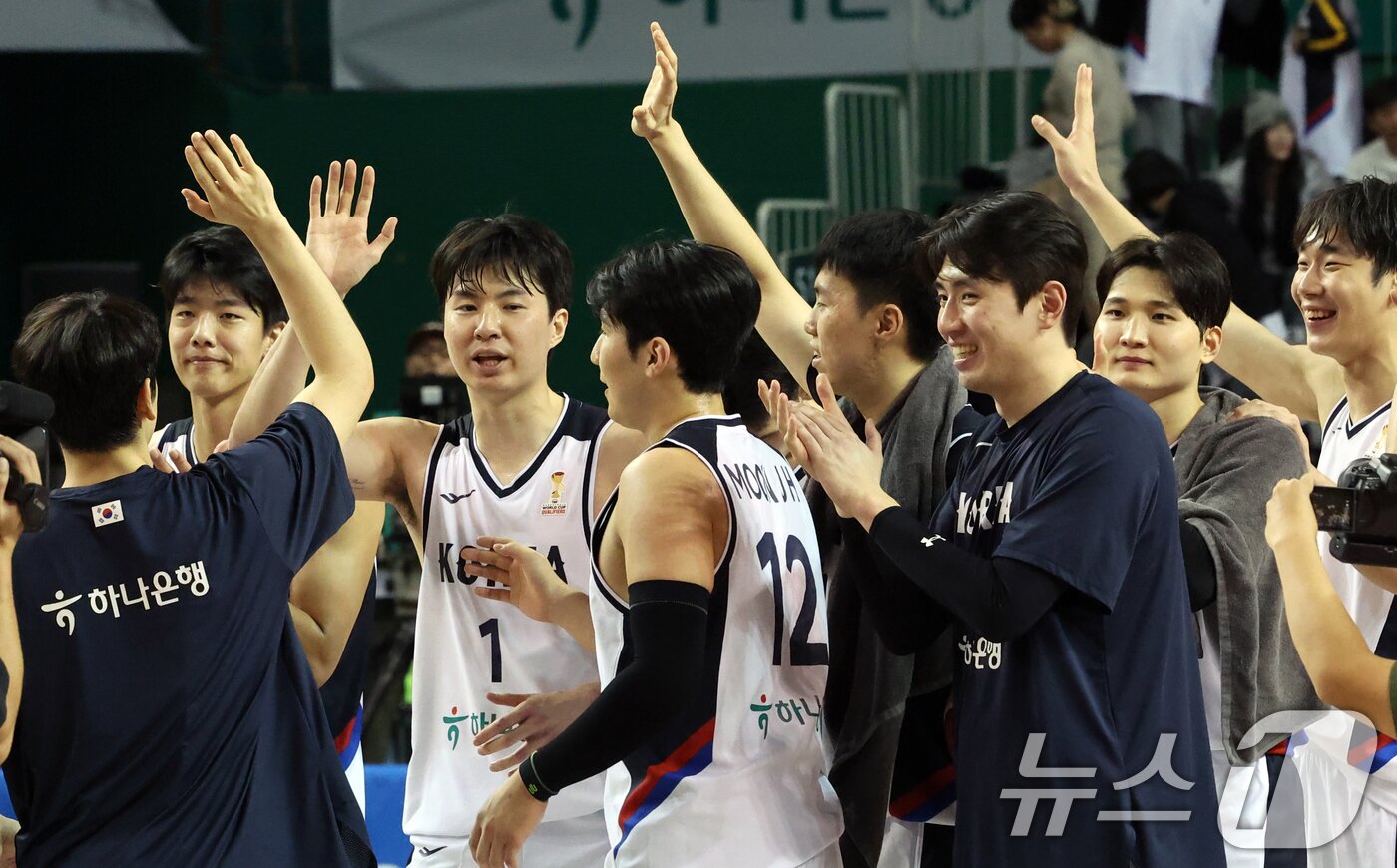 본문 이미지 - 1일 강원도 원주시 동부DB프로미 아레나에서 열린 2027 국제농구연맹&#40;FIBA&#41; 월드컵 아시아 예선 1라운드 B조 대한민국과 중국의 2차전에서 90-76으로 승리한 대한민국선수들이 하이파이브를 하고 있다. 한편 지난달 28일 한국은 중국 베이징에서 열린 1차전 원정 경기에서 중국을 80-76으로 격파했다. 2025.12.1/뉴스1 ⓒ News1 김명섭 기자