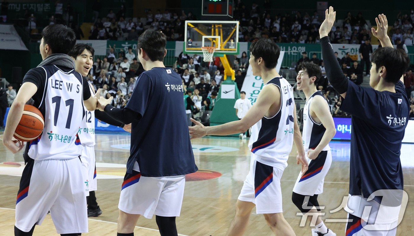 (원주=뉴스1) 김명섭 기자 = 1일 강원도 원주시 동부DB프로미 아레나에서 열린 2027 국제농구연맹(FIBA) 월드컵 아시아 예선 1라운드 B조 대한민국과 중국의 2차전에서 9 …