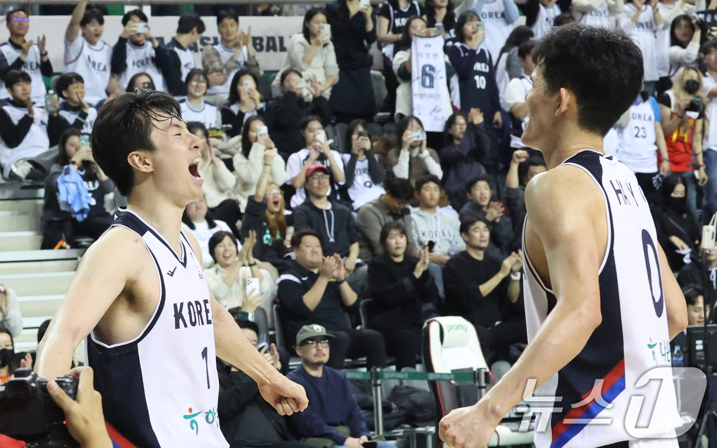 (원주=뉴스1) 김명섭 기자 = 1일 강원도 원주시 동부DB프로미 아레나에서 열린 2027 국제농구연맹(FIBA) 월드컵 아시아 예선 1라운드 B조 대한민국과 중국의 2차전에서 9 …