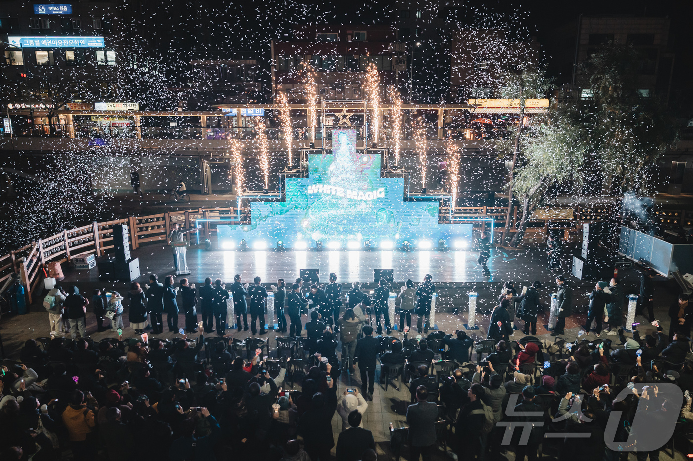 (서울=뉴스1) = 1일 서울시 관악구 별빛내린천 일대에서 박준희 관악구청장을 비롯한 내빈과 시민들이 하나의 마음으로 2025 관악별빛산책 화이트매직 점등 버튼을 누르며 모인 모두 …