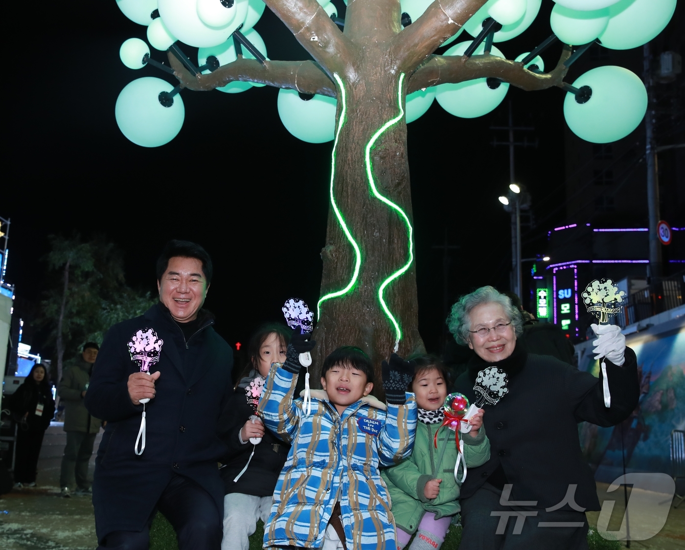 (서울=뉴스1) = 1일 서울시 관악구 별빛내린천 일대에서 박준희 관악구청장과 박정자 관악문화재단 이사장, 관악 어린이들이 2025 관악별빛산책 화이트매직의 매직트리 앞에서 소원봉 …