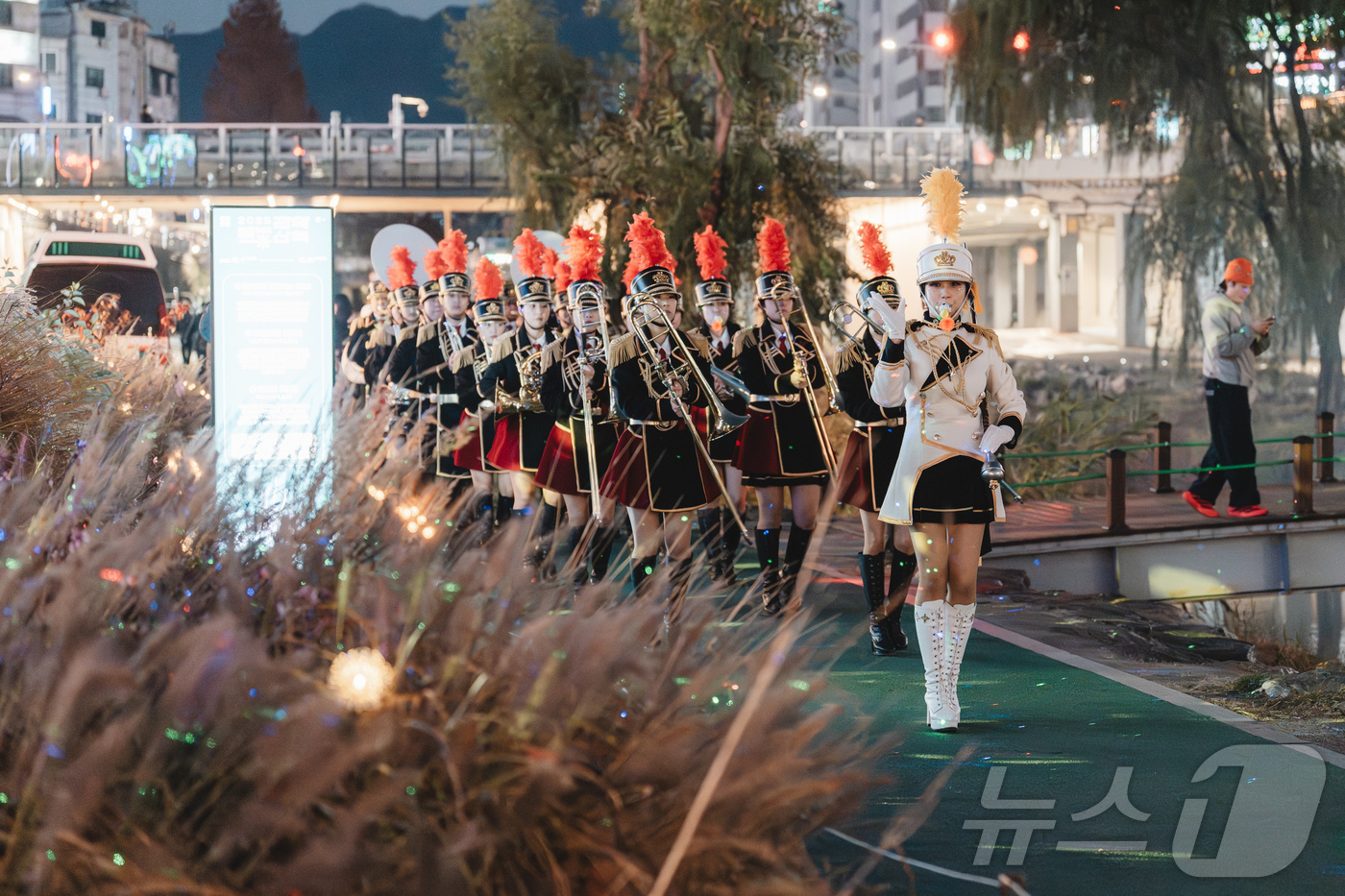 (서울=뉴스1) = 1일 서울시 관악구 별빛내린천 일대에서 진행된 2025 관악별빛산책 화이트매직, 마칭밴드가 웅장한 연주와 함께 행진하며 시민들의 발걸음을 축제 현장으로 이끌었다 …