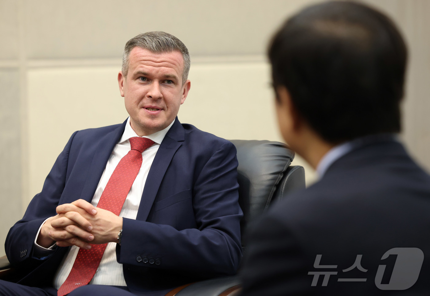 (서울=뉴스1) = 최휘영 문화체육관광부 장관이 1일 부산 해운대구 벡스코에서 위톨드 반카 세계도핑방지기구(WADA) 회장과 면담을 하고 있다. (문체부 제공. 재판매 및 DB 금 …