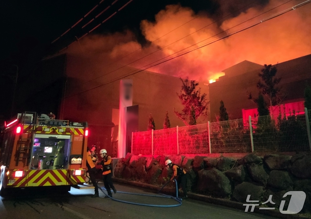 (제주=뉴스1) = 1일 제주 토평공업단지 소재 야적장에서 화재가 발생해 소방당국이 진화 작업을 하고 있다.(제주도소방안전본부 제공. 재판매 및 DB 금지) 2025.12.1/뉴스 …