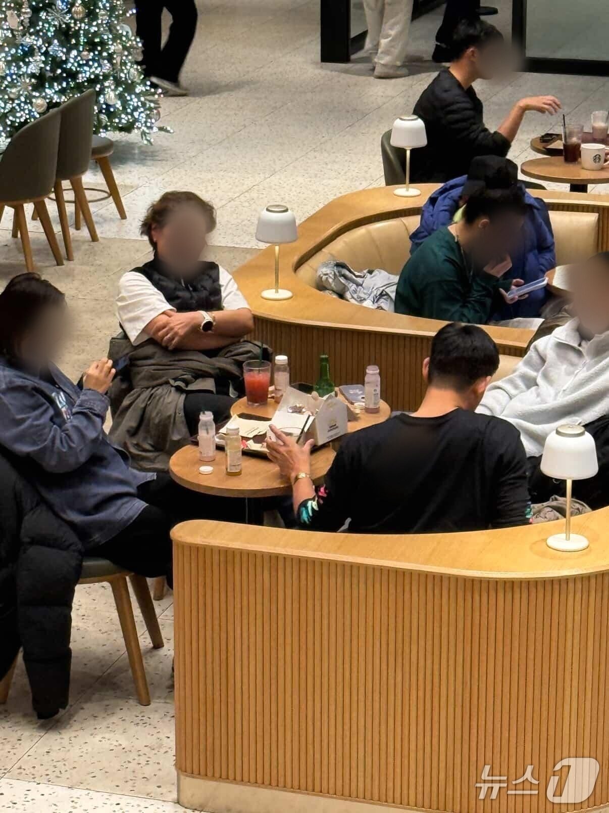 본문 이미지 - 1일 오후 4시쯤 경기도 양평의 스타벅스 더양평 DT점에서 6~7명의 중국인 관광객들이 음료와 함께 소주, 치킨 등을 먹고 있다.&#40;인스타그램 hiphub.kr 제공. 재판매 및 DB 금지&#41;2025.12.1/뉴스1