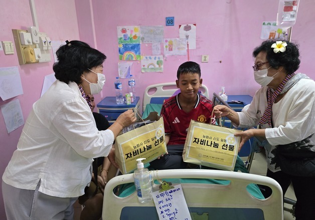 라오스에 전한 자비…조계종 사회복지재단, 난치병 어린이 위로 방문