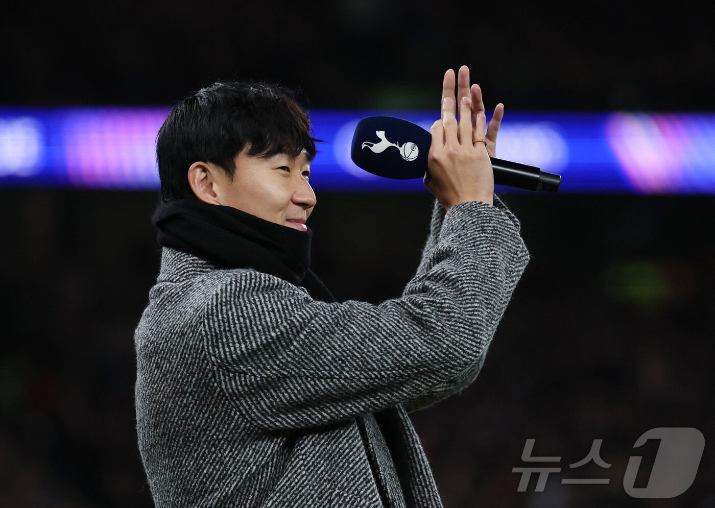 본문 이미지 - 손흥민이 10일&#40;한국시간&#41; 열린 2025-26 UEFA 챔피언스리그 토트넘 홋스퍼-슬라비아 프라하전을 앞두고 팬들에게 인사하고 있다. ⓒ 로이터=뉴스1