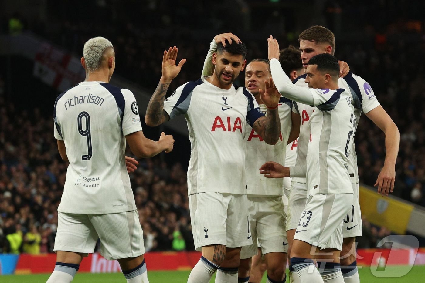 본문 이미지 - 토트넘 홋스퍼가 10일&#40;한국시간&#41; 열린 2025-26 UEFA 챔피언스리그 슬라비아 프라하전에서 3-0 대승을 거뒀다. ⓒ AFP=뉴스1