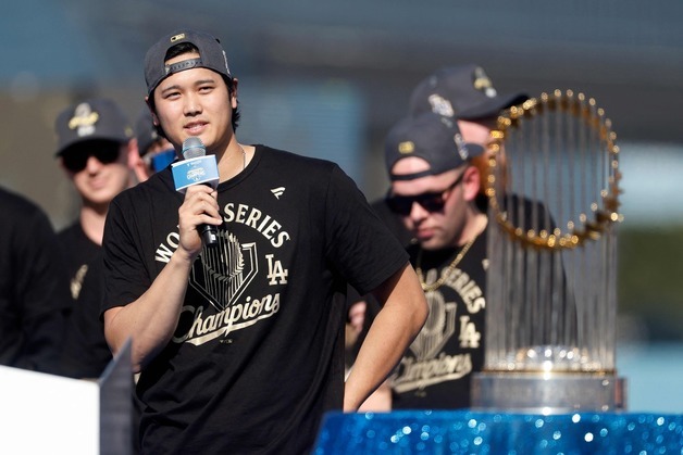 오타니, 통산 4번째 '올해의 남자 선수'…타이거 우즈와 타이 기록