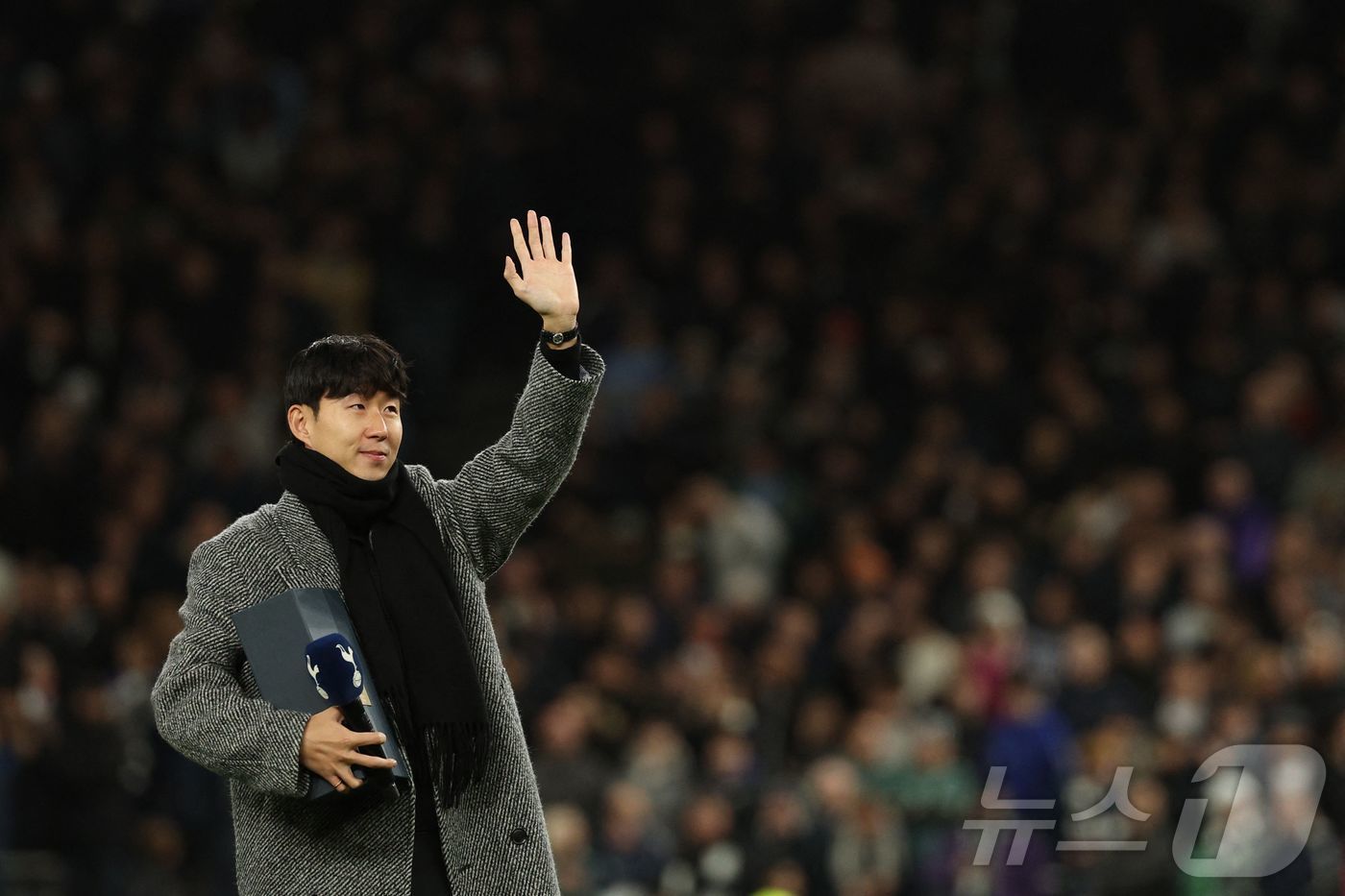 (AFP=뉴스1) 구윤성 기자 = 손흥민이 9일(현지시간) 런던 토트넘 홋스퍼 스타디움에서 열린 토트넘과 프라하의 UEFA 챔피언스리그 경기를 앞두고 팬들에게 손을 흔들며 인사를 …